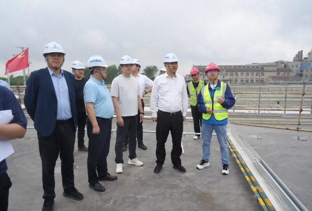 副市長季震調(diào)研長涇鎮(zhèn)印染園區(qū)建設(shè)工作